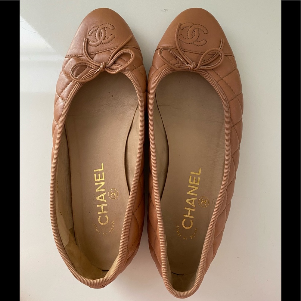 🧡 Chanel quilted flats in beige